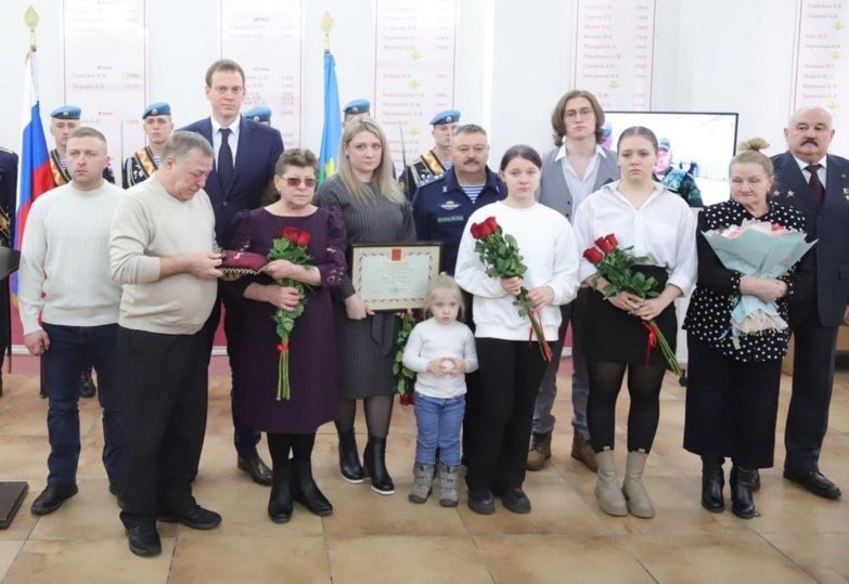 Медаль «Золотая Звезда» вручили семье Героя России Павла Кривова.